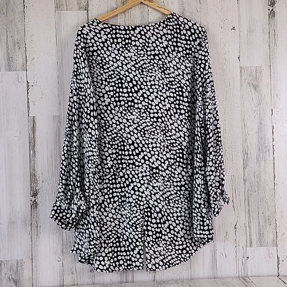 Ophelia Rose black white print vneck blouse Size 2X - Picture 7 of 7